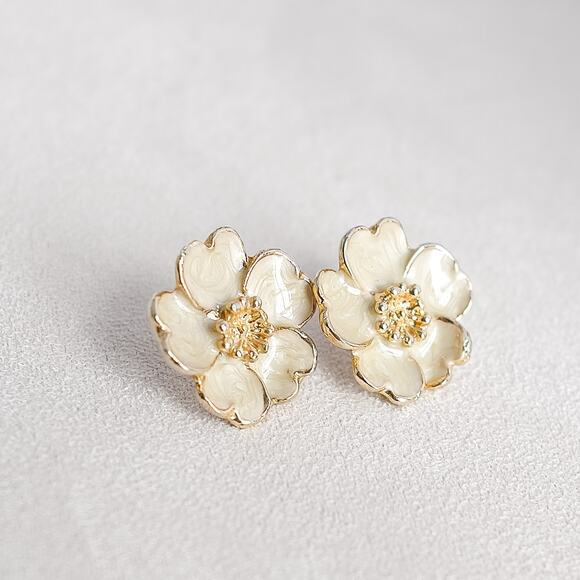 Vintage Flower Post Back Earrings Gold Tone Metal Cream Beige Enamel Beautiful - Picture 2 of 5
